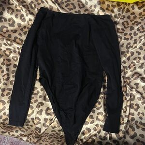 spirit halloween black off-shoulder bodysuit (s: XS)